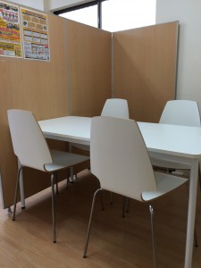 富士松駅前教室面談スペース画像